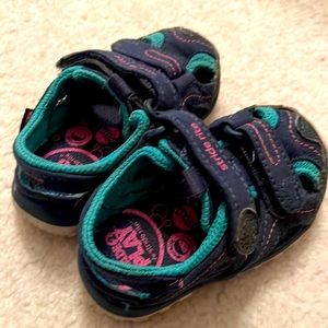 Stride Rite Made 2 Play navy blue toddler girls Velcro sandals. Size 4